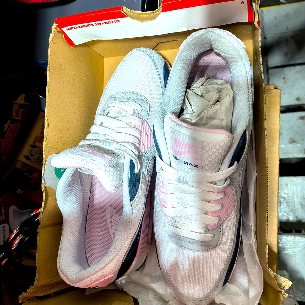 Nike air max pink grey white womens size 8.5 brand new